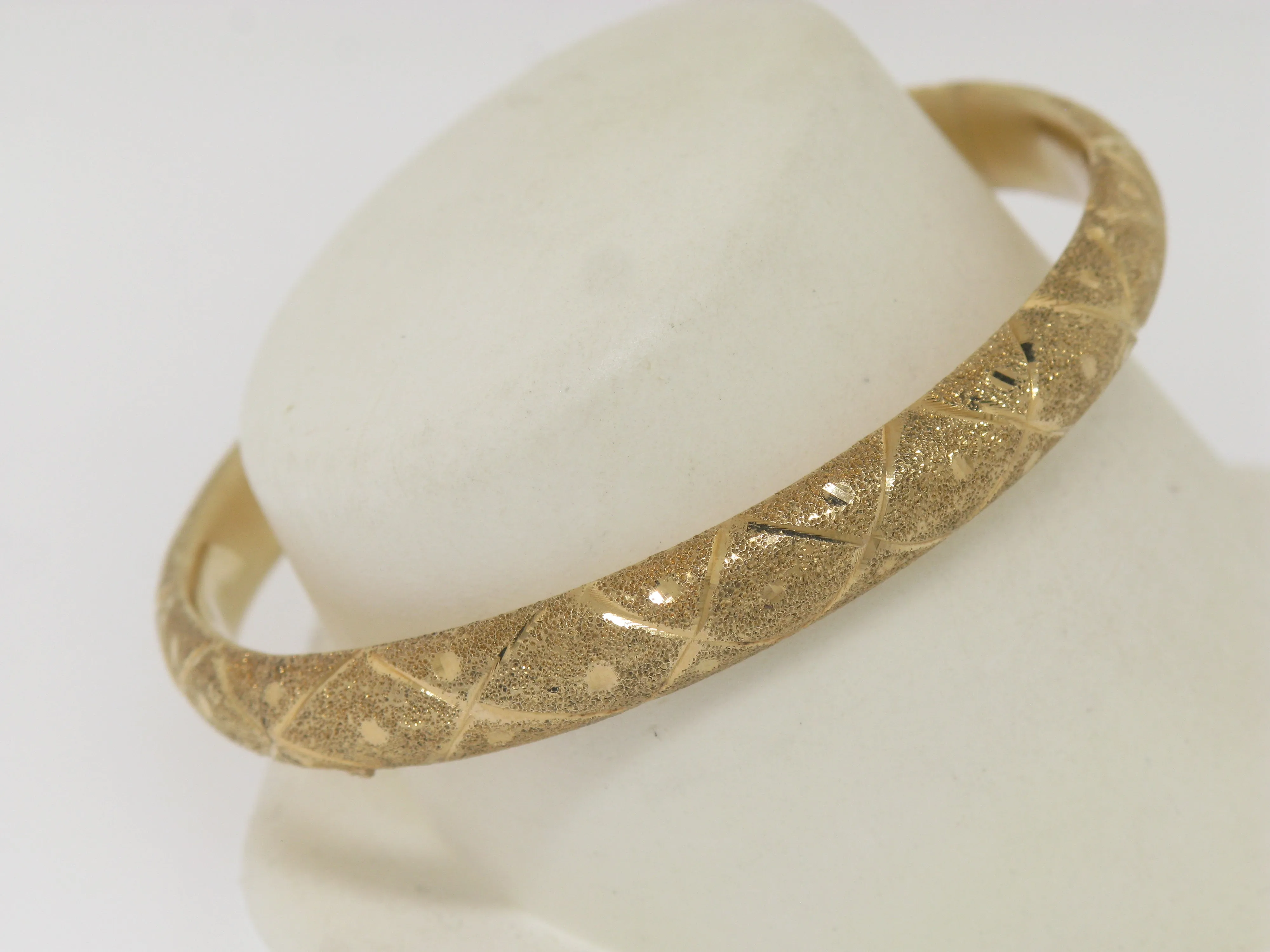 14K Yellow Gold 7" Hollow Textured Bangle Bracelet Preowned Jewelry