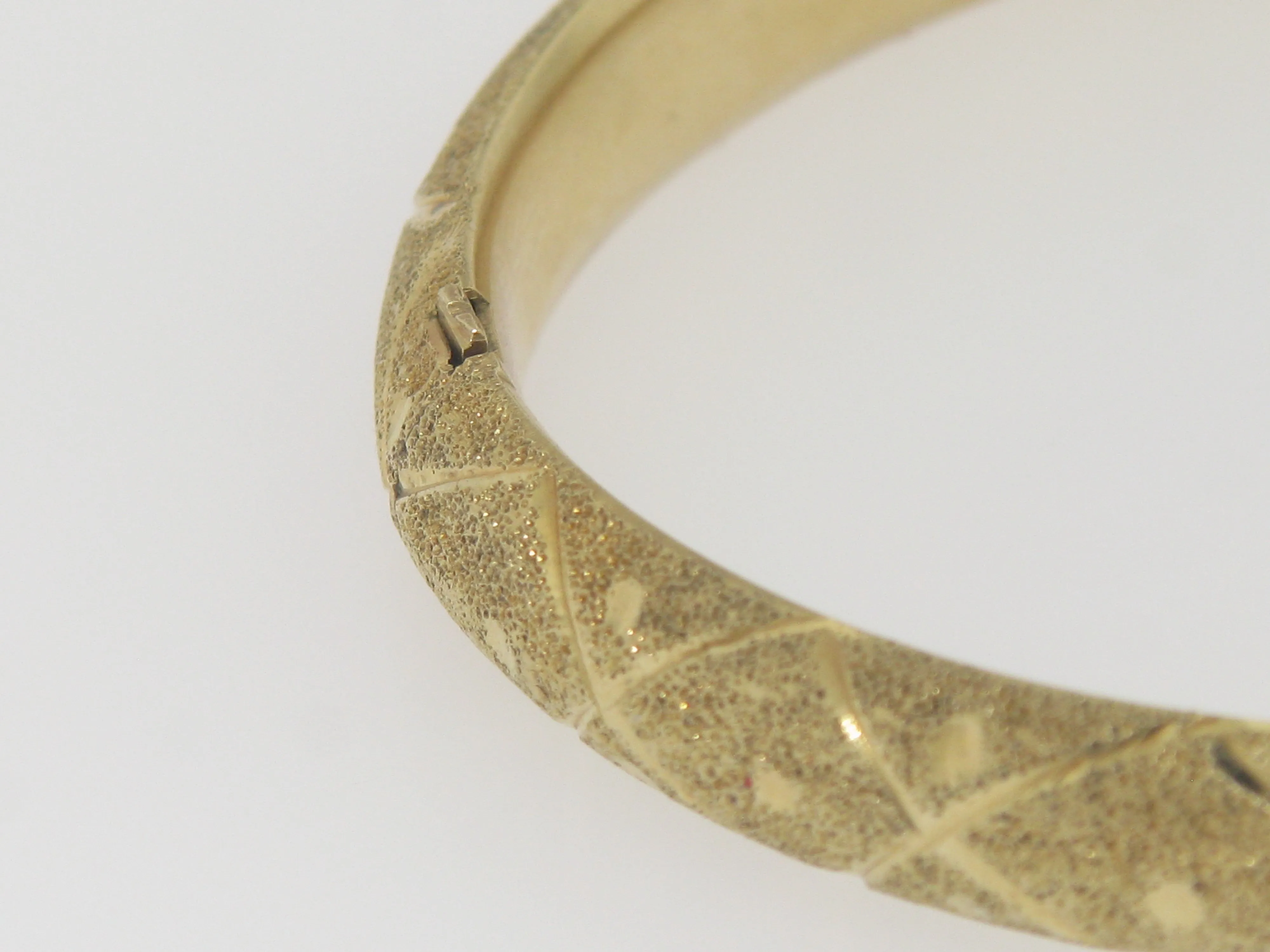 14K Yellow Gold 7" Hollow Textured Bangle Bracelet Preowned Jewelry